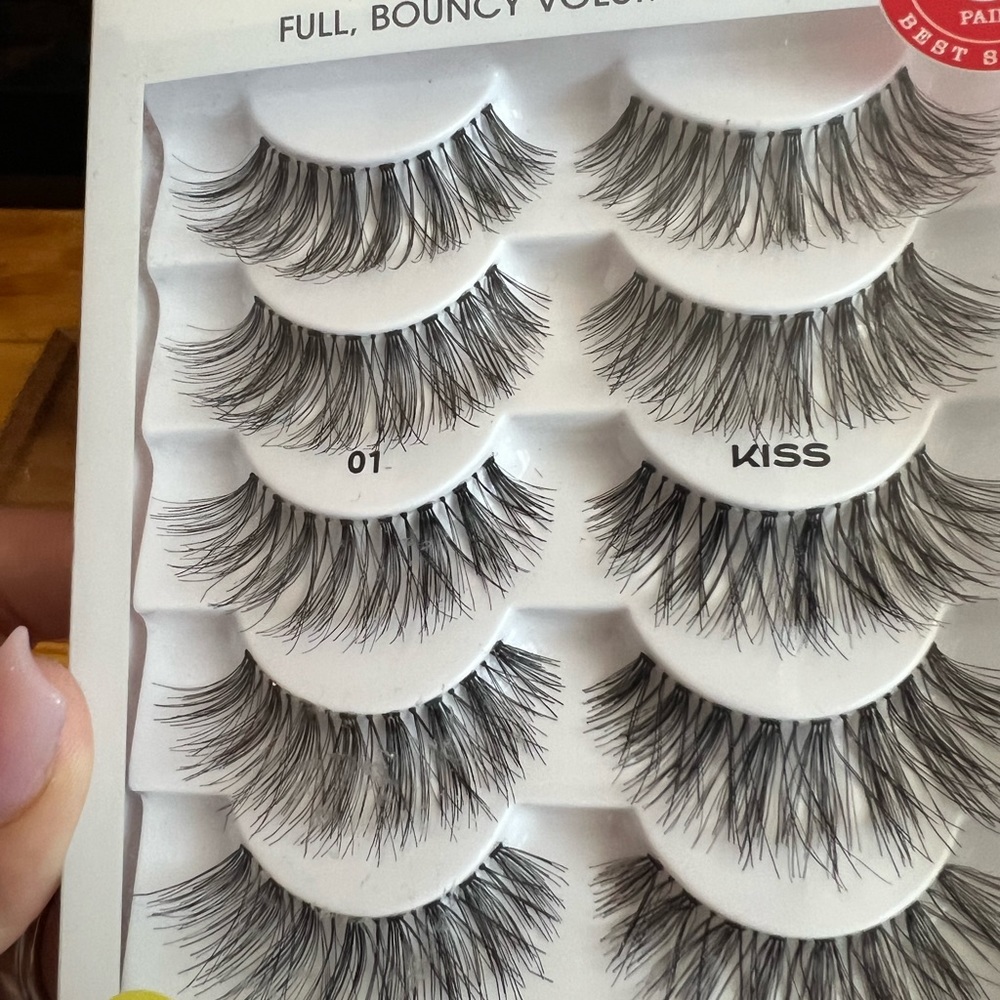 KISS So Wispy Lashes Full, Bouncy Volume and Curl - Picture 3 of 5